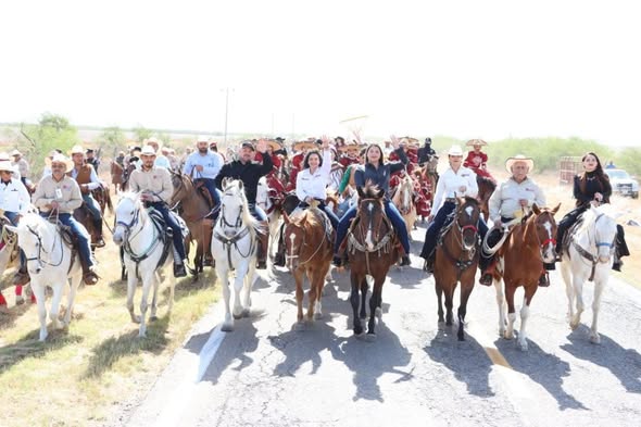 Participa senadora Olga Sosa Ruiz en cabalgata conmemorativa por el 276 aniversario de la fundación de Jiménez